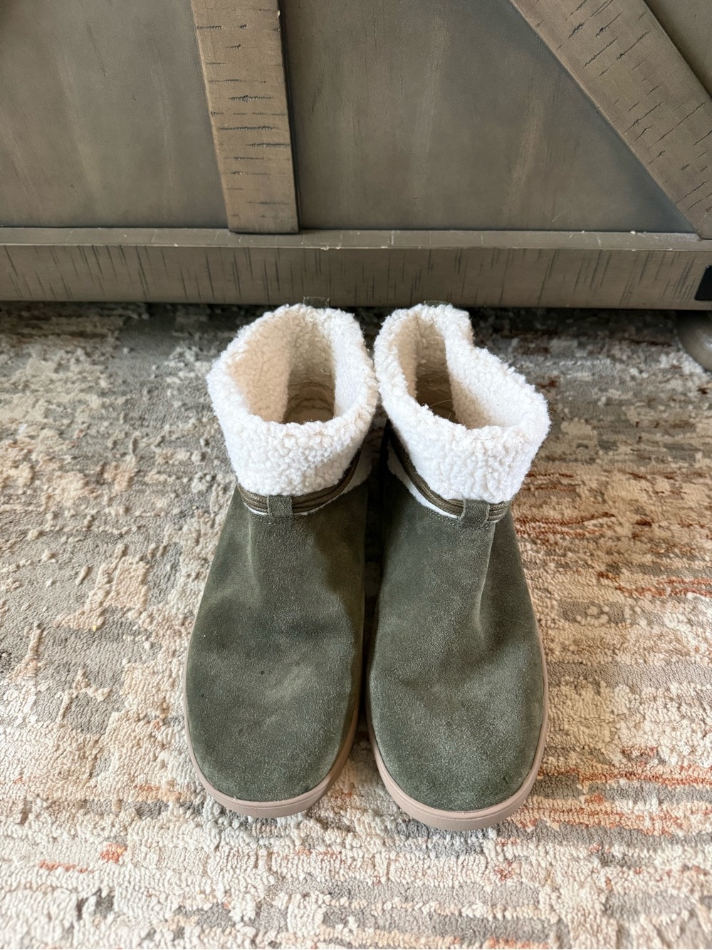 Koolaburra by UGG Isana Women’s Olive Suede Shearling Lined Slip-On Booties Sz 9